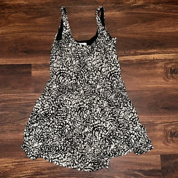 H&M Black and White Patterned Jersey Romper in Size Medium - Picture 3 of 7